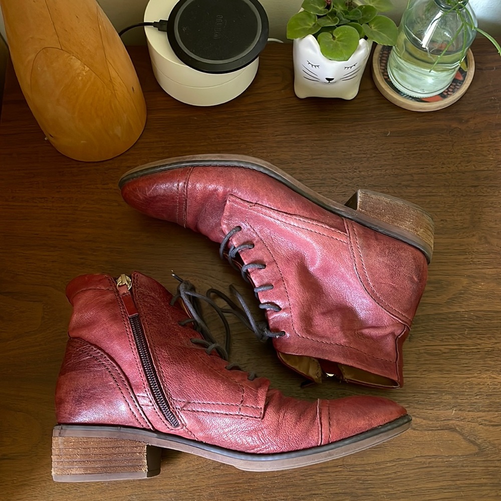 Comfortiva Cordia boots, size 9, wine colored